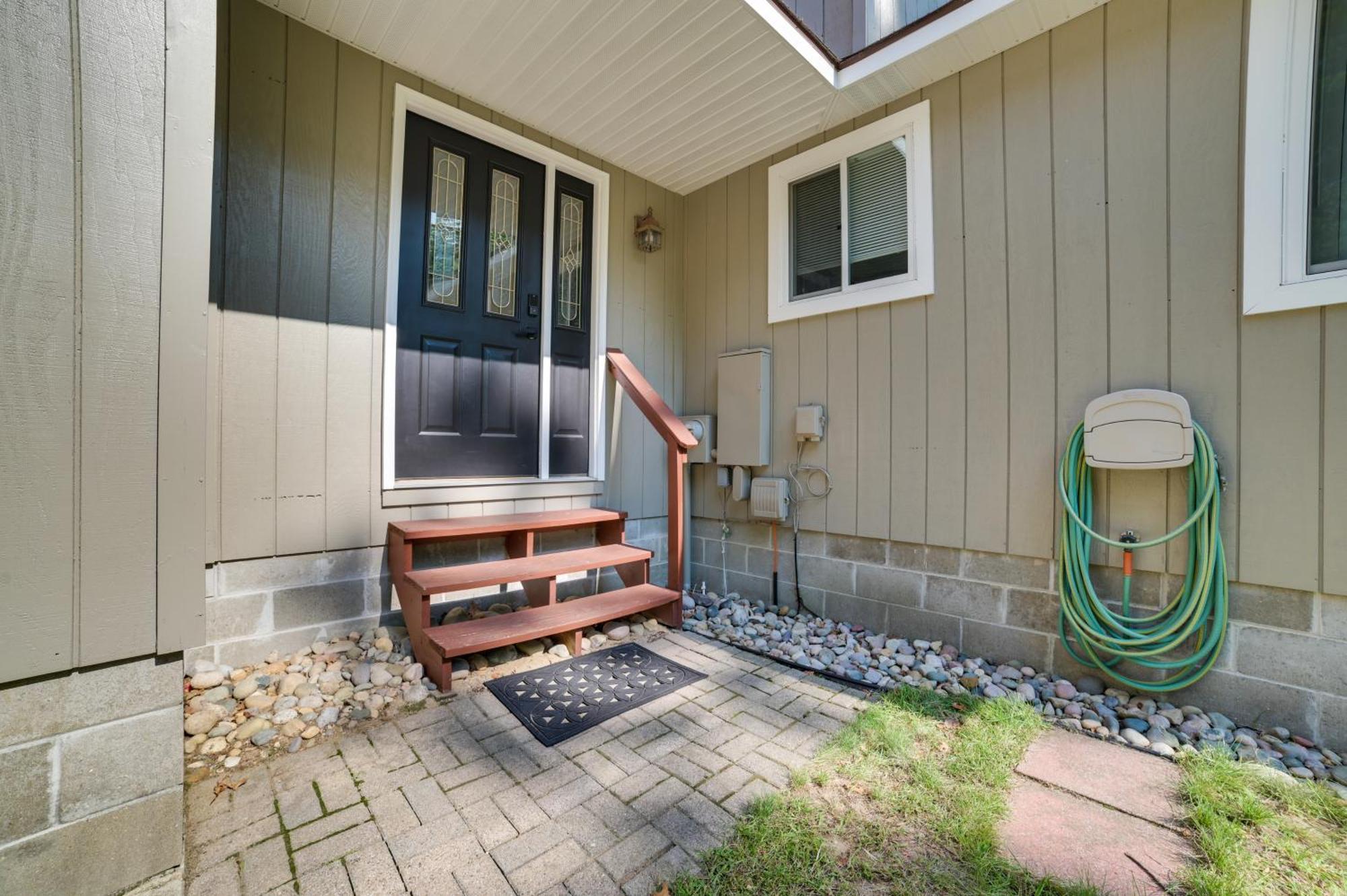 Roscommon Retreat With Deck About 1 Mile To Higgins Lake Exterior photo